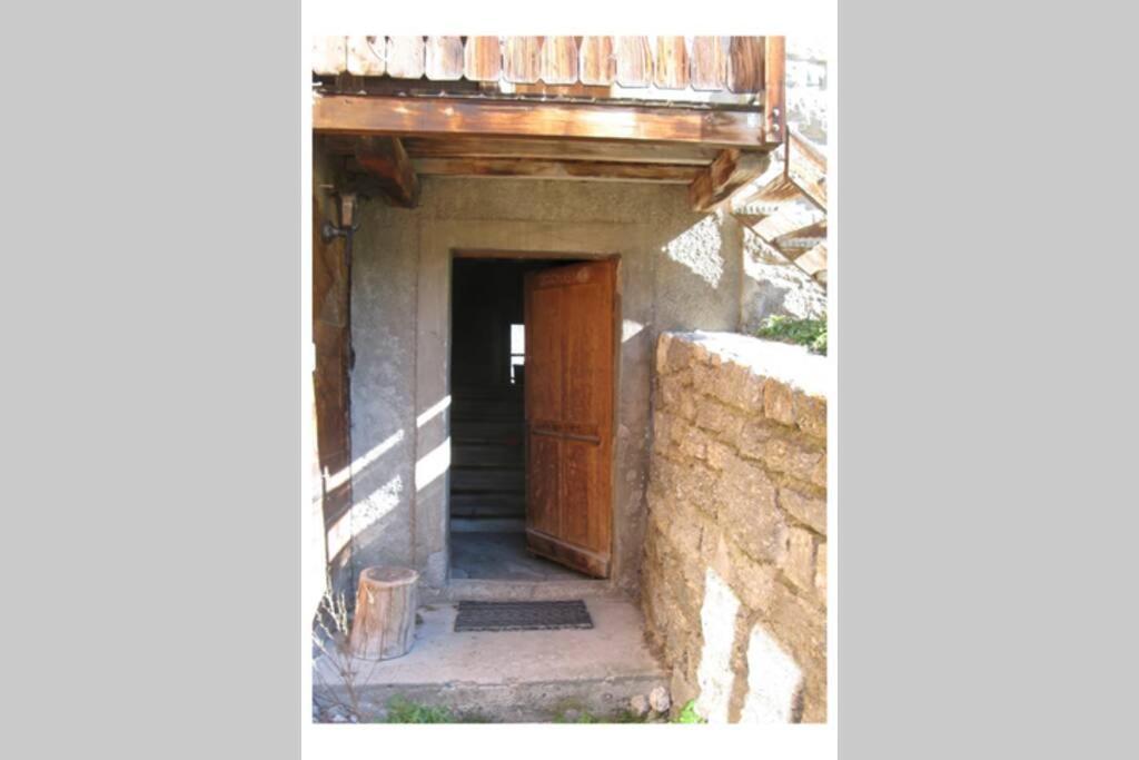 Alpia 26 - Zwei Zimmerwohnung In Traditionellem Walliser Haus Gasenried Exterior photo